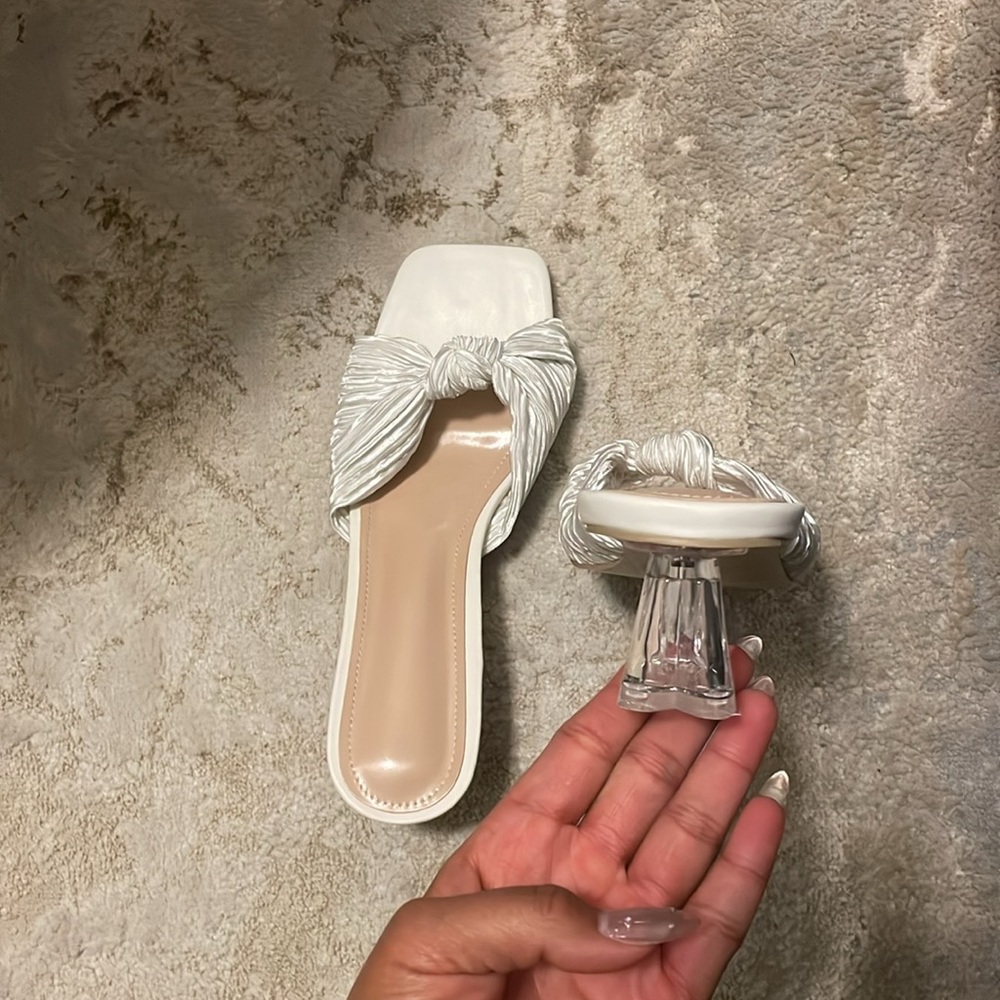 Boutique Knot Front Pleated NEW White Woman’s 2in chunky Sandals Size 9 - Picture 2 of 5